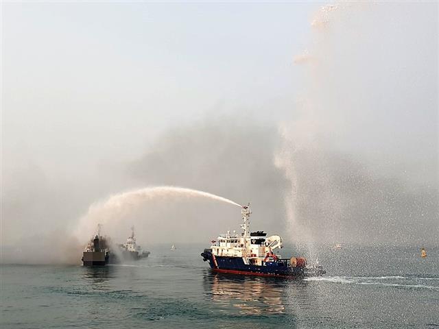 20일 오전 5시38분쯤 전남 여수시 오동도 동쪽 5㎞ 앞 해상을 항해 중인 494톤급 석유제품 운반선 T호(승선원 6명)에서 화재가 발생, 진화작업과 선원 구조 작업이 진행 중이다. 여수해경 제공