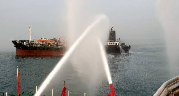 20일 오전 5시38분께 전남 여수시 오동도 동쪽 5km 앞 해상에서 부산 선적 494t 석유제품 운반선에서 불이 나 여수소방서 소방정이 진화작업을 벌이고 있다. 2019.3.20   여수소방서