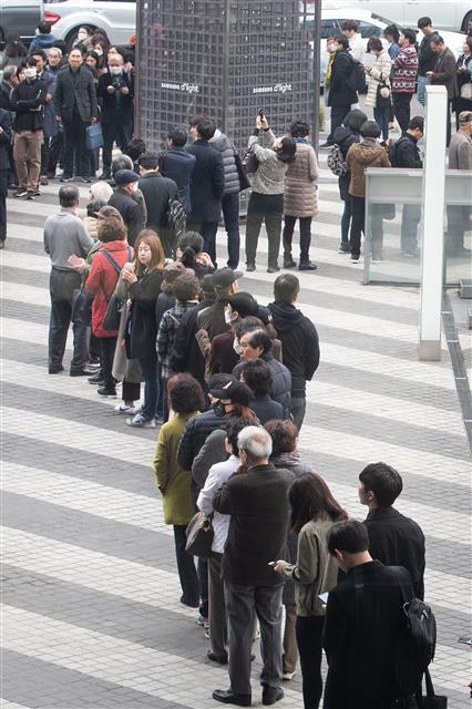 20일 서울 서초구 삼성전자 서초사옥에서 열린 삼성전자 제50기 정기 주주총회에서 주주들이 총회장 입장을 위해 길게 줄지어 서 있다. 2019.3.20 뉴스1