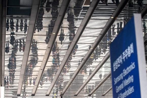 20일 서울 서초구 삼성전자 서초사옥에서 열린 삼성전자 제50기 정기 주주총회에서 주주들이 총회장 입장을 위해 길게 줄지어 서 있다. 2019.3.20  연합뉴스