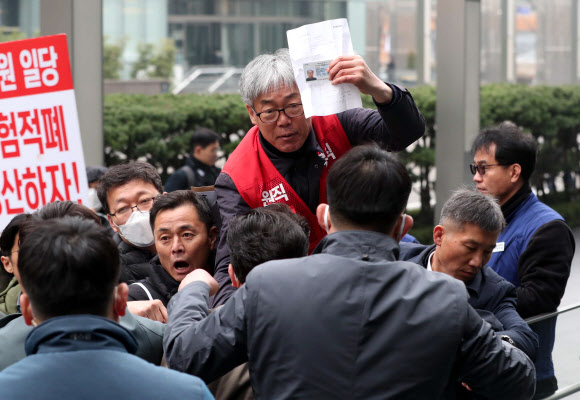 민주노총 조합원과 삼성 해고노동자 등이 20일 오전 서울 서초동 삼성사옥 앞에서 ‘국정농단 주범 이재용 재구속 촉구, 경영권 박탈 투쟁선포 기자회견’을 마치고 주주총회 참석을 요구하고 있다. 2019.3.20  연합뉴스