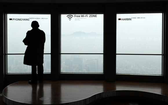 서울을 비롯한 수도권 지역에 초미세먼지 주의보가 발령된 20일 오전 서울 용산구 남산서울타워 전망대를 찾은 관광객이 미세먼지에 갇힌 도시를 바라보고 있다.  초미세먼지 주의보는 권역별 평균농도가 2시간 이상 75㎍/㎥ 이상일 때, 경보는 2시간 이상 150㎍/㎥ 이상일 때 내려진다. 2019.3.20  연합뉴스