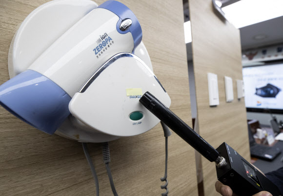 20일 오전 서울 서대문구 경찰청 북관에서 경찰청 사이버수사과 관게자가 숙박업소 객실에 설치된 초소형 몰래 카메라를 공개하고 있다. 경찰청 사이버수사과는 숙박업소 객실에 초소형 카메라를 몰래 설치해 투숙객들의 사생활을 촬영하고 이를 실시간으로 인터넷에 중계한 박모(50),김모(48)씨를 성폭력범죄의 처벌 등에 관한 특례법 위반, 정보통신망 이용촉진 및 정보보호 등에 관한 법률 위반 혐의로 구속하고, 범행을 도운 임모(26), 최모(49)씨를 불구속 입건했다고 이날 밝혔다.  연합뉴스