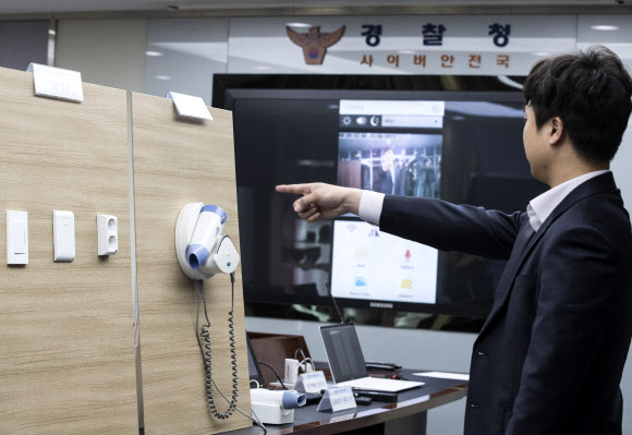 20일 오전 서울 서대문구 경찰청 북관에서 경찰청 사이버수사과 관게자가 숙박업소 객실에 설치된 초소형 몰래 카메라를 공개하고 있다.  2019.3.20 연합뉴스