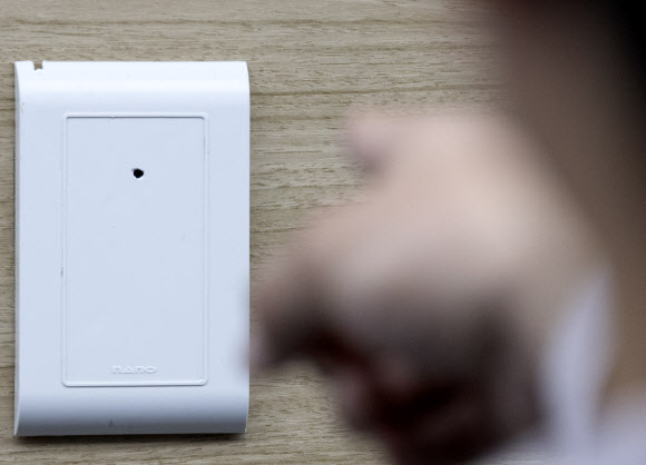 20일 오전 서울 서대문구 경찰청 북관에서 경찰청 사이버수사과 관게자가 숙박업소 객실에 설치된 초소형 몰래 카메라를 공개하고 있다.  2019.3.20 연합뉴스