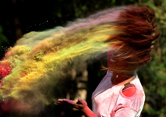 18일(현지시간) 인도 중부 보팔에서 여대생이 봄 축제 ‘홀리(Holi)’를 맞이해 얼굴과 몸에 색가루와 물감을 묻히며 즐거워 하고 있다. EPA 연합뉴스