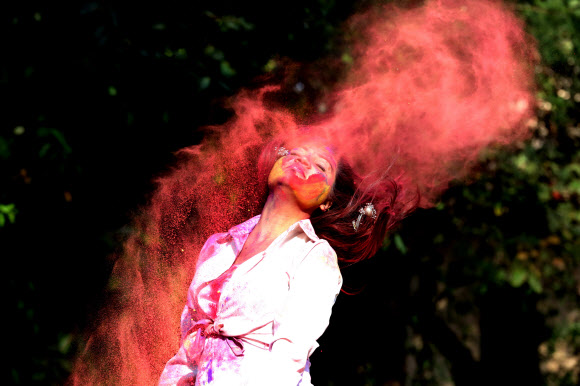 18일(현지시간) 인도 중부 보팔에서 여대생이 봄 축제 ‘홀리(Holi)’를 맞이해 얼굴과 몸에 색가루와 물감을 묻히며 즐거워 하고 있다. EPA 연합뉴스