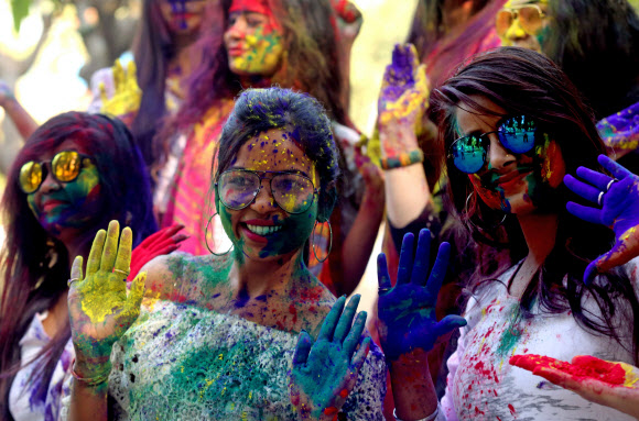 18일(현지시간) 인도 중부 보팔에서 대학생들이 봄 축제 ‘홀리(Holi)’를 맞이해 얼굴과 몸에 색가루와 물감을 묻히며 즐거워 하고 있다. EPA 연합뉴스