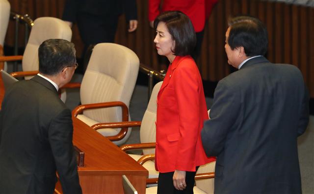 나경원 자유한국당 원내대표를 비롯한 자유한국당 의원들이 20일 윤소하 정의당 원내대표의 비교섭단체 대표연설중 본회의장을 나서고 있다. 윤소하 원내대표는 “나경원 원내대표가 직접 합의해 놓고도 정반대인 비례대표제 폐지 법안을 내는 것은 철저한 자기모순”이라며 “한국당이 주장하는 비례대표 폐지는 위헌적일 뿐만 아니라, 사실도 아니다”라고 말했다. 2019.3.20 뉴스1