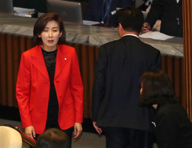 나경원 자유한국당 원내대표를 비롯한 자유한국당 의원들이 20일 윤소하 정의당 원내대표의 비교섭단체 대표연설중 본회의장을 나서고 있다. 윤소하 원내대표는 “나경원 원내대표가 직접 합의해 놓고도 정반대인 비례대표제 폐지 법안을 내는 것은 철저한 자기모순”이라며 “한국당이 주장하는 비례대표 폐지는 위헌적일 뿐만 아니라, 사실도 아니다”라고 말했다. 2019.3.20 뉴스1