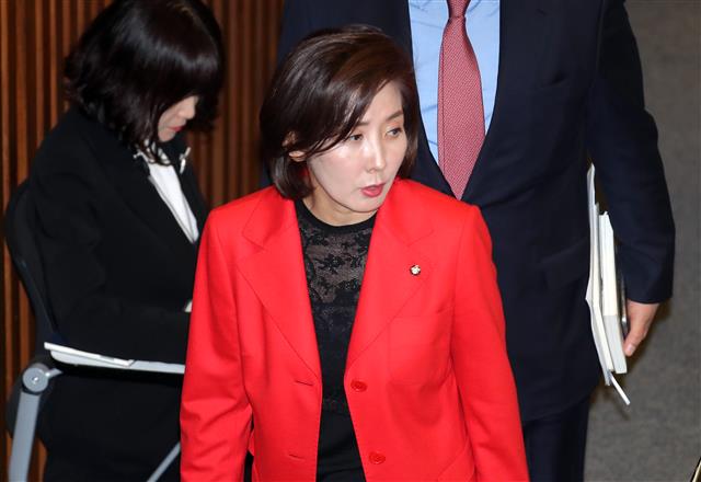나경원 자유한국당 원내대표가 20일 오후 서울 여의도 국회에서 열린 본회의에서 윤소하 정의당 원내대표의 비교섭단체 대표연설에 반발해 회의장을 나서고 있다. 윤 원내대표는 “나경원 원내대표가 직접 합의해 놓고도 정반대인 비례대표제 폐지 법안을 내는 것은 철저한 자기모순”이라며 “한국당이 주장하는 비례대표 폐지는 위헌적일 뿐만 아니라, 사실도 아니다”라고 말했다. 2019.3.20 뉴스1