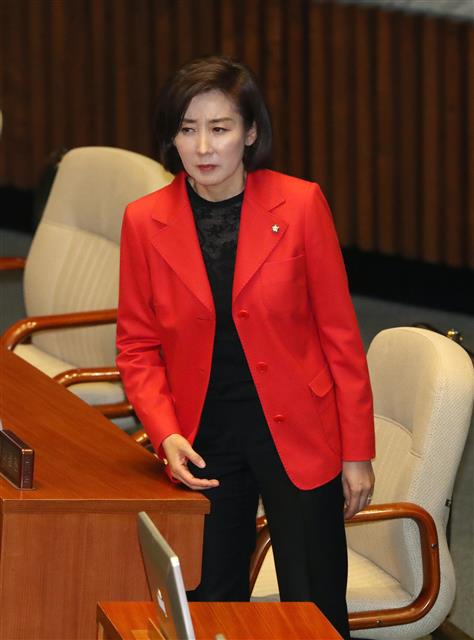 나경원 자유한국당 원내대표를 비롯한 자유한국당 의원들이 20일 윤소하 정의당 원내대표의 비교섭단체 대표연설중 본회의장을 나서고 있다. 윤소하 원내대표는 “나경원 원내대표가 직접 합의해 놓고도 정반대인 비례대표제 폐지 법안을 내는 것은 철저한 자기모순”이라며 “한국당이 주장하는 비례대표 폐지는 위헌적일 뿐만 아니라, 사실도 아니다”라고 말했다. 2019.3.20 뉴스1