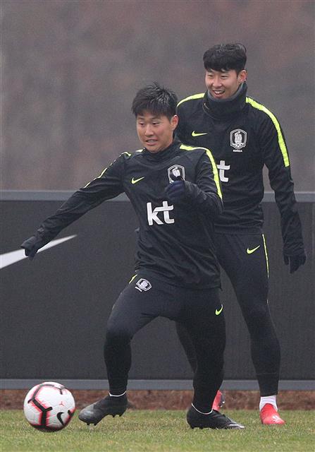 대한민국 축구 국가대표팀 손흥민과 이강인이 20일 오후 경기 파주시 축구대표팀트레이닝센터(NFC)에서 A매치 평가전 훈련을 하고 있다. 파울루 벤투 감독이 이끄는 축구대표팀은 오는 22일 오후 8시 울산문수경기장에서 볼리비아와, 나흘 뒤인 26일 오후 8시 서울월드컵경기장에서 콜롬비아와 평가전을 갖는다. 2019.3.20 뉴스1