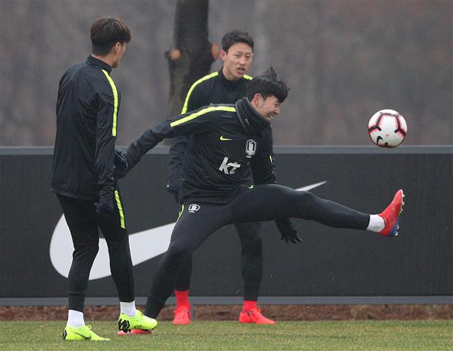 대한민국 축구 국가대표팀 손흥민이 20일 오후 경기 파주시 축구대표팀트레이닝센터(NFC)에서 A매치 평가전 훈련을 하고 있다. 파울루 벤투 감독이 이끄는 축구대표팀은 오는 22일 오후 8시 울산문수경기장에서 볼리비아와, 나흘 뒤인 26일 오후 8시 서울월드컵경기장에서 콜롬비아와 평가전을 갖는다. 2019.3.20 뉴스1