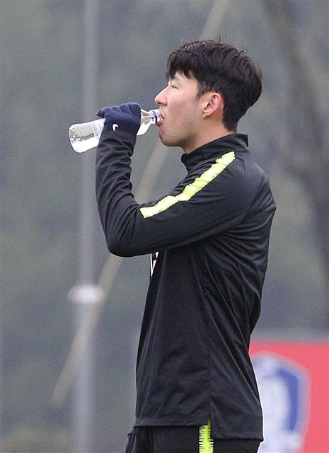 대한민국 축구 국가대표팀 손흥민이 20일 오후 경기 파주시 축구대표팀트레이닝센터(NFC)에서 열린 A매치 평가전 훈련에서 물을 마시고 있다. 파울루 벤투 감독이 이끄는 축구대표팀은 오는 22일 오후 8시 울산문수경기장에서 볼리비아와, 나흘 뒤인 26일 오후 8시 서울월드컵경기장에서 콜롬비아와 평가전을 갖는다. 2019.3.20 뉴스1