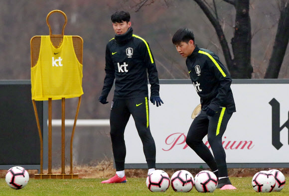 볼리비아와의 평가전을 앞두고 20일 오후 경기도 파주시 축구대표팀트레이닝센터(NFC)에서 남자 축구 A대표팀 손흥민(왼쪽)과 이강인이 훈련 중 미니 게임을 하고 있다. 2019.3.20  연합뉴스