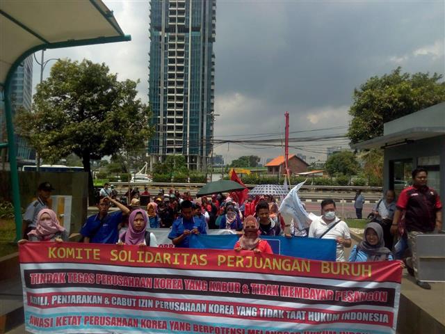 20일 인도네시아 자카르타의 인력부(노동부) 앞에서 집회를 열고 있는 SKB 노동자들의 모습. 기업인권네트워크 제공