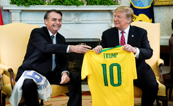 축구 국가대표 유니폼 주고받는 美·브라질 