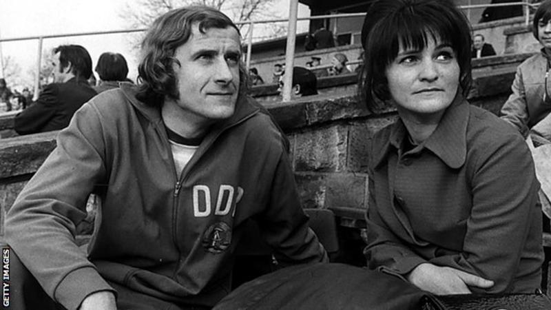 한스유르겐 크라이스체가 1974년 동독 대표팀 훈련 도중 아내와 단란한 시간을 보내고 있다. 7년 동안 분데스리가 함부르크와 인연을 맺었던 그는 현재 라이프치히 스카우트로 일하고 있다. AFP 자료사진