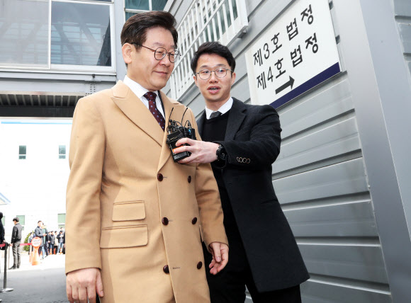 법원 들어서는 이재명 경기지사