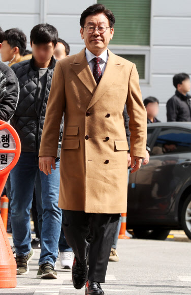 법원 들어서는 이재명 경기지사
