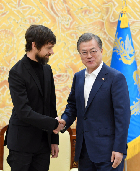 문재인 대통령이 21일 오후 청와대에서 잭 도시 트위터 최고경영자와 악수하고 있다. 2019. 3. 21. 도준석 기자 pado@seoul.co.kr