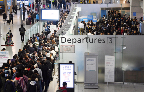 지난달 13일 여행객들이 인천공항 출국장 앞에 길게 줄을 서있다.