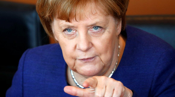 앙겔라 메르켈 독일 총리가 지난 20일 베를린에서 열린 주간 내각회의에서 장관들에게 지시사항을 전달하고 있다. 독일 역사상 최초로 총리 4연임에 성공한 그는 독일 총리인 동시에 유럽연합(EU)의 주요 정책을 결정하는 인물이다.  로이터 연합뉴스
