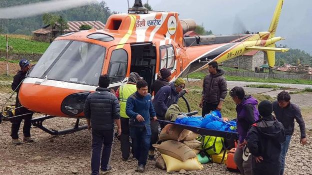 한 산악인의 주검을 헬리콥터에 옮기고 있는 네팔 셰르파들. 한 구를 사람 사는 세상에 끌어내리려면 4만~8만 달러가 든단다.