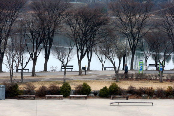 꽃샘추위에 한산한 산책로