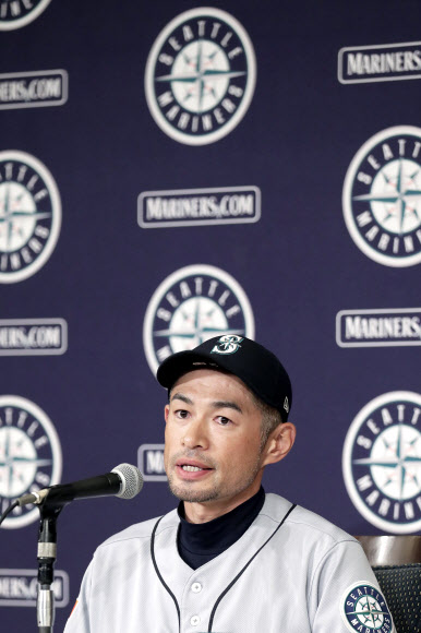 시애틀 매리너스 스즈키 이치로가 21일(현지시간) 일본 도쿄돔에서 열린 2019 미국프로야구 메이저리그 오클랜드 애슬레틱스와의 경기 후 은퇴 선언을 하고 있다. EPA 연합뉴스