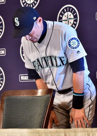 시애틀 매리너스 스즈키 이치로가 21일(현지시간) 일본 도쿄돔에서 열린 2019 미국프로야구 메이저리그 오클랜드 애슬레틱스와의 경기 후 은퇴 기자회견에서 인사를 하고 있다. AFP 연합뉴스