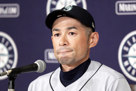 시애틀 매리너스 스즈키 이치로가 21일(현지시간) 일본 도쿄돔에서 열린 2019 미국프로야구 메이저리그 오클랜드 애슬레틱스와의 경기 후 은퇴 선언을 하고 있다. EPA 연합뉴스