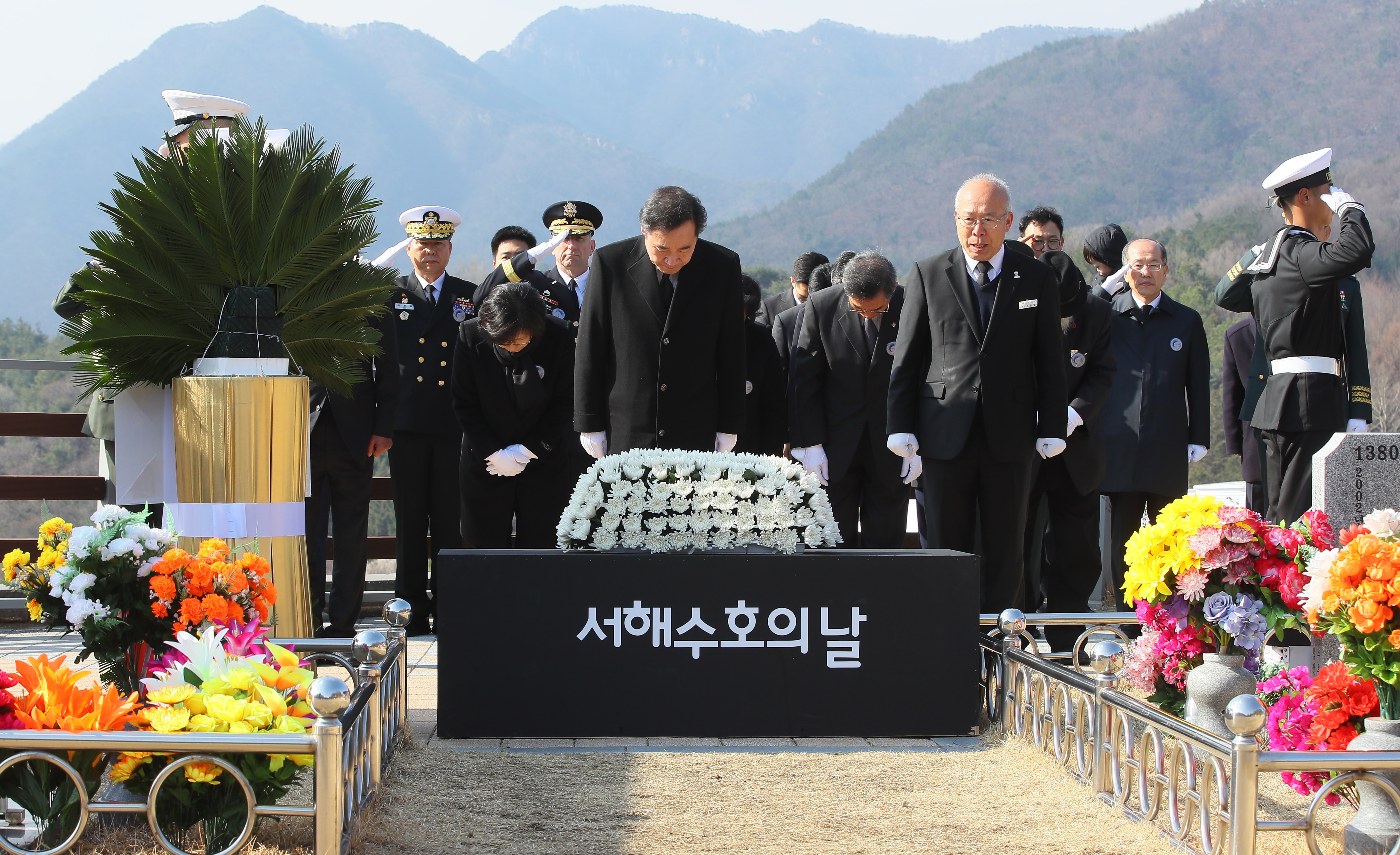 서해바다 수호자들에게 묵념