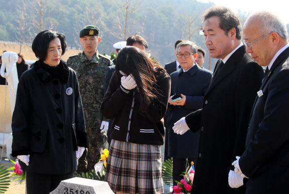 유족 위로하는 이 총리