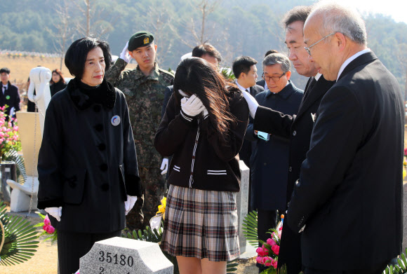 유족 위로하는 이 총리