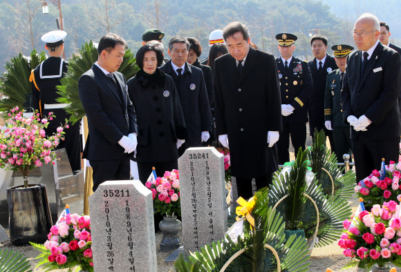 천안함 46용사 묘역 참배하는 이 총리
