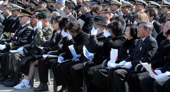 눈물 흘리는 유족