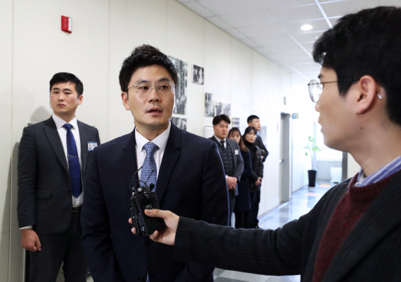 양민석 YG엔터테인먼트 대표가 22일 서울 합정동 모처에서 열린 YG엔터 주주총회에 앞서 취재진 질문에 답변하고 있다.2019.3.22도준석 기자 pado@seoul.co.kr