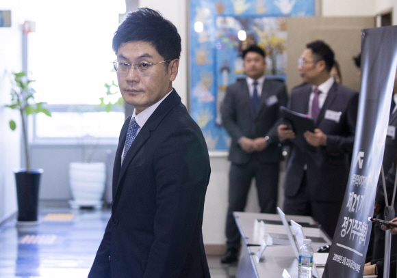 양민석 YG엔터테인먼트 대표가 22일 서울 합정동 모처에서 열린 YG엔터 주주총회에 앞서 취재진 질문에 답변하고 있다.2019.3.22도준석 기자