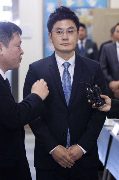 양민석 YG엔터테인먼트 대표가 22일 서울 합정동 모처에서 열린 YG엔터 주주총회에 앞서 취재진 질문에 답변하고 있다.2019.3.22도준석 기자