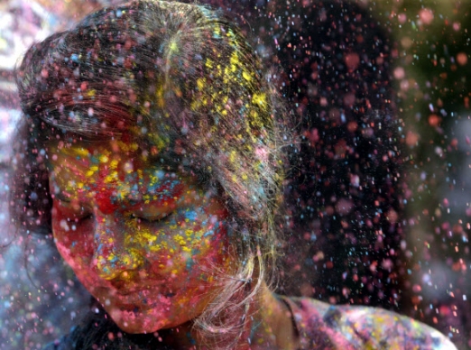 인도 홀리 축제에서 ‘알록달록’ 색 가루 뒤집어쓴 여성