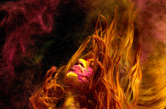 21일(현지시간) 인도 벵갈루루에서 힌두교 ‘색의 축제’인 ‘홀리’의 기념행사 중 참가자들이 서로 다른 참가자에게 색 가루를 던지고 있다. EPA 연합뉴스