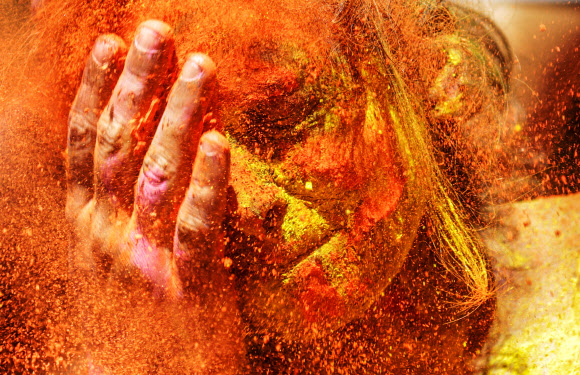 21일(현지시간) 인도 뭄바이에서 힌두교 ‘색의 축제’인 ‘홀리’의 기념행사 중 참가자들이 서로 다른 참가자에게 색 가루를 던지고 있다. EPA 연합뉴스