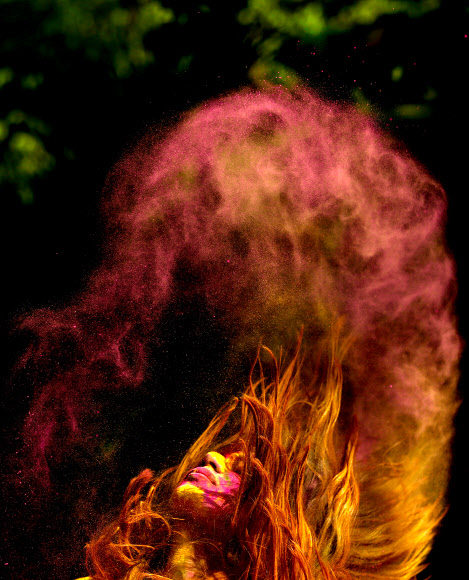 21일(현지시간) 인도 벵갈루루에서 힌두교 ‘색의 축제’인 ‘홀리’의 기념행사 중 참가자들이 서로 다른 참가자에게 색 가루를 던지고 있다. EPA 연합뉴스