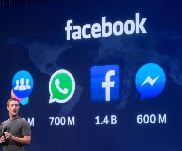 2015년 3월25일 샌프란시스코에서 열린 페이스북 서미트에서 연설하는 마크 저커버그 페이스북 최고경영자(CEO)의 모습. F8은 페이스북의 플랫폼이다. 샌프란시스코 AFP 연합뉴스
