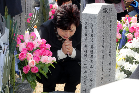 서해수호의 날…천안함 묘역 찾은 유족