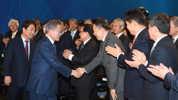문재인 대통령이 22일 오전 ‘로봇산업육성 전략보고회’가 열린 대구 달성군 현대로보틱스 행사장에서 참석 관계자와 인사하고 있다. 2019.3.22 도준석 기자 pado@seoul.co.kr
