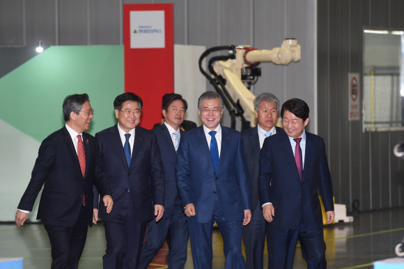 문재인 대통령이 22일 오전 ‘로봇산업육성 전략보고회’가 열린 대구 달성군 현대로보틱스 행사장에 김수현 청와대 정책실장, 성윤모 산자부 장관, 권영진 대구시장, 권오갑 현대중공업 부회장 등과 입장하고 있다. 2019.3.22 도준석 기자 pado@seoul.co.kr