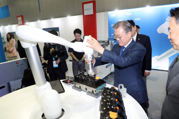 문재인 대통령이 22일 오전 ‘로봇산업육성 전략보고회’가 열린 대구 달성군 현대로보틱스에서 현장 관계자와 로봇을 이용한 작업을 시연하고 있다. 2019.3.22 도준석 기자 pado@seoul.co.kr
